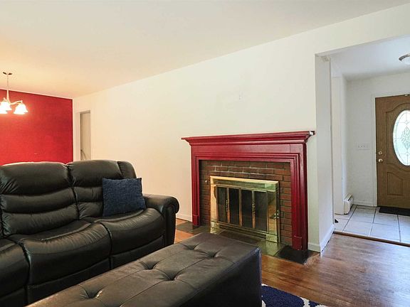 3rd image of 4 Spruce Dr
