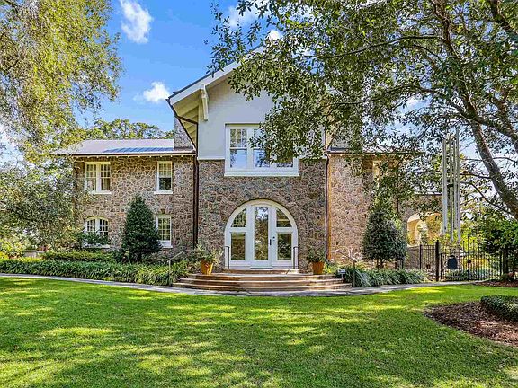 5th image of 3260 Seville Dr