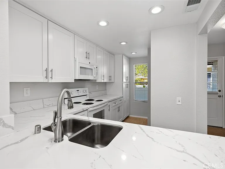 63 Bentwood Ln #63 — Photo 4