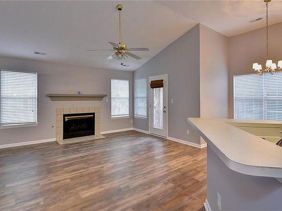 3rd image of 807 Horizon Ln