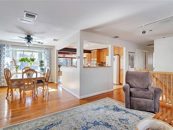 5th image of 26 General Macarthur Dr