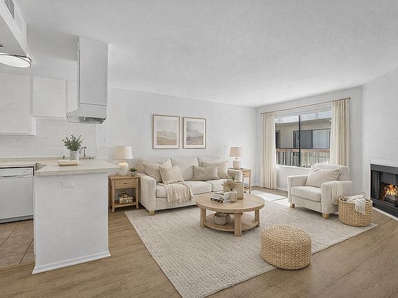 4th image of 15051 Moorpark St #101