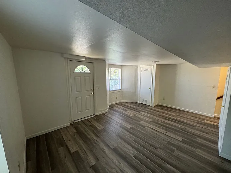 2818 W Saint Paul Ave — Photo 2