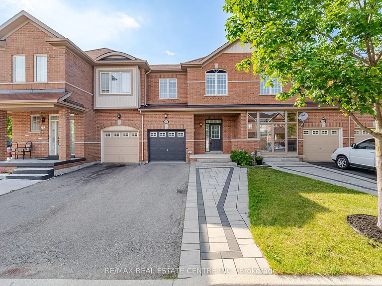 366 Hobbs Cres — Photo 2