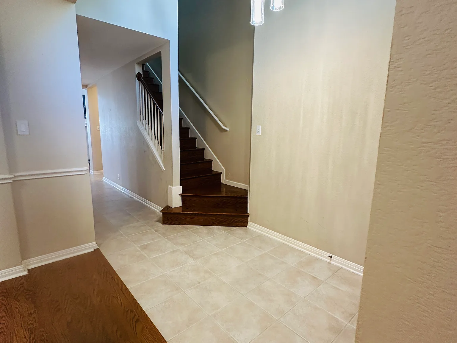 4 bed, 2.5 bath, 2465 sqft, $2,400 — Photo 3