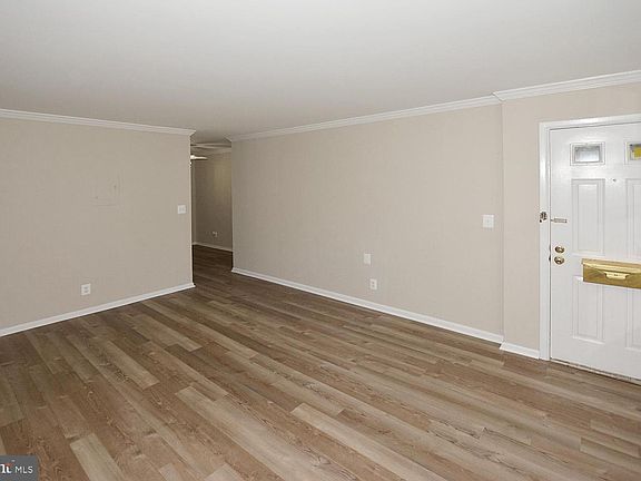4th image of 2835A S Wakefield St