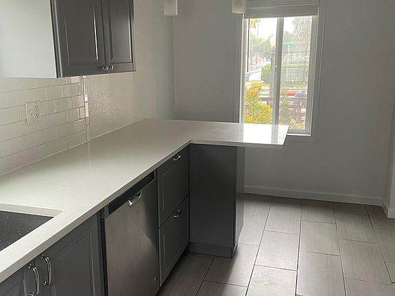 3rd image of 1160 Glen Ave