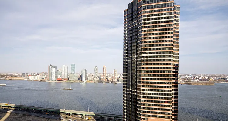 Sold by Thrasher Real Estate | media 37