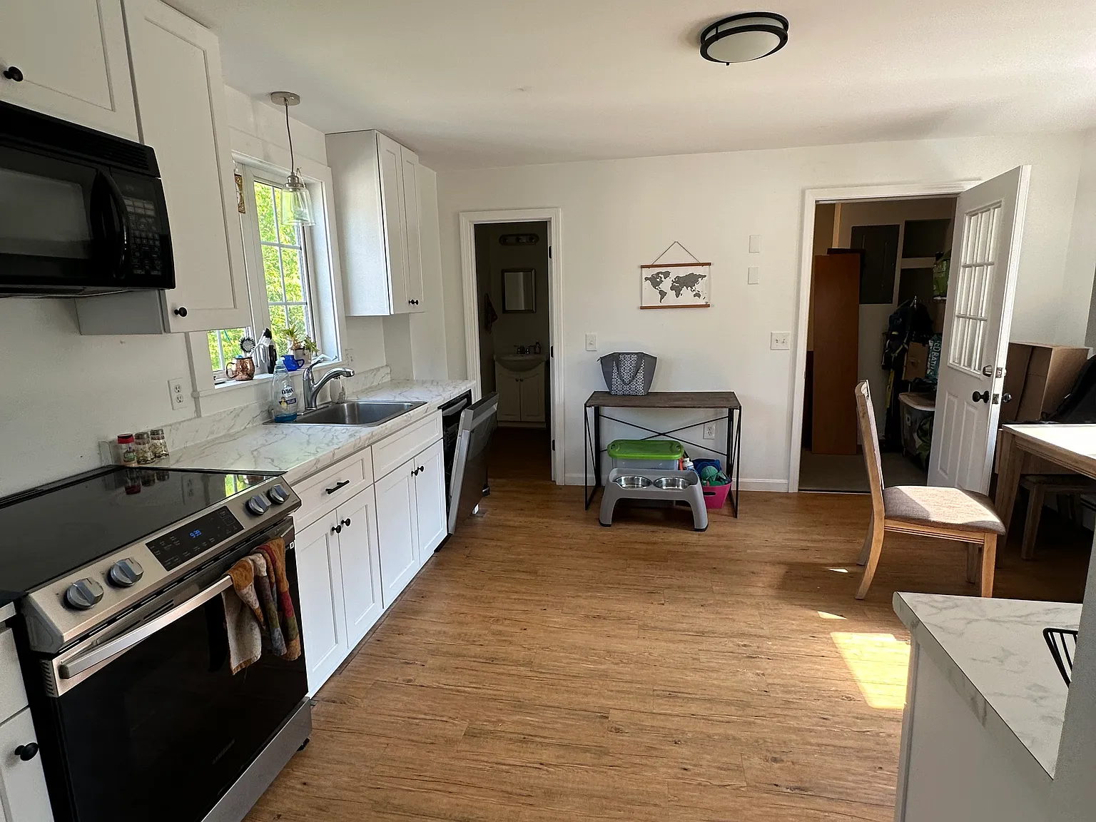 3 bed, 1.5 bath, 1200 sqft, $2,100 — Photo 2