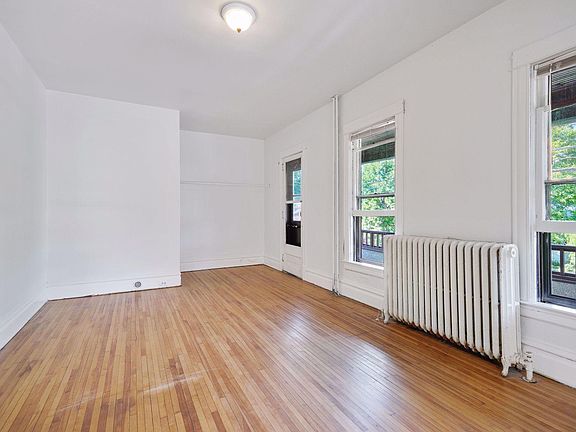 2nd image of 810 6th St SE APT 1