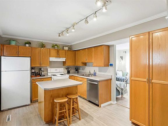 3rd image of 442 N Regal Park NE