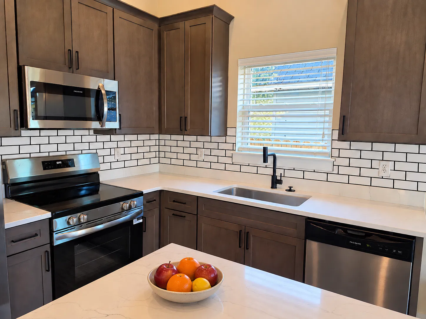 3 bed, 1000 sqft, $2,400 — Photo 3