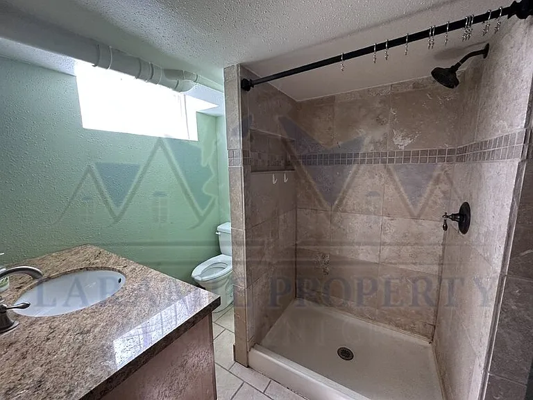 916 1/2 E Grand Ave — Photo 11