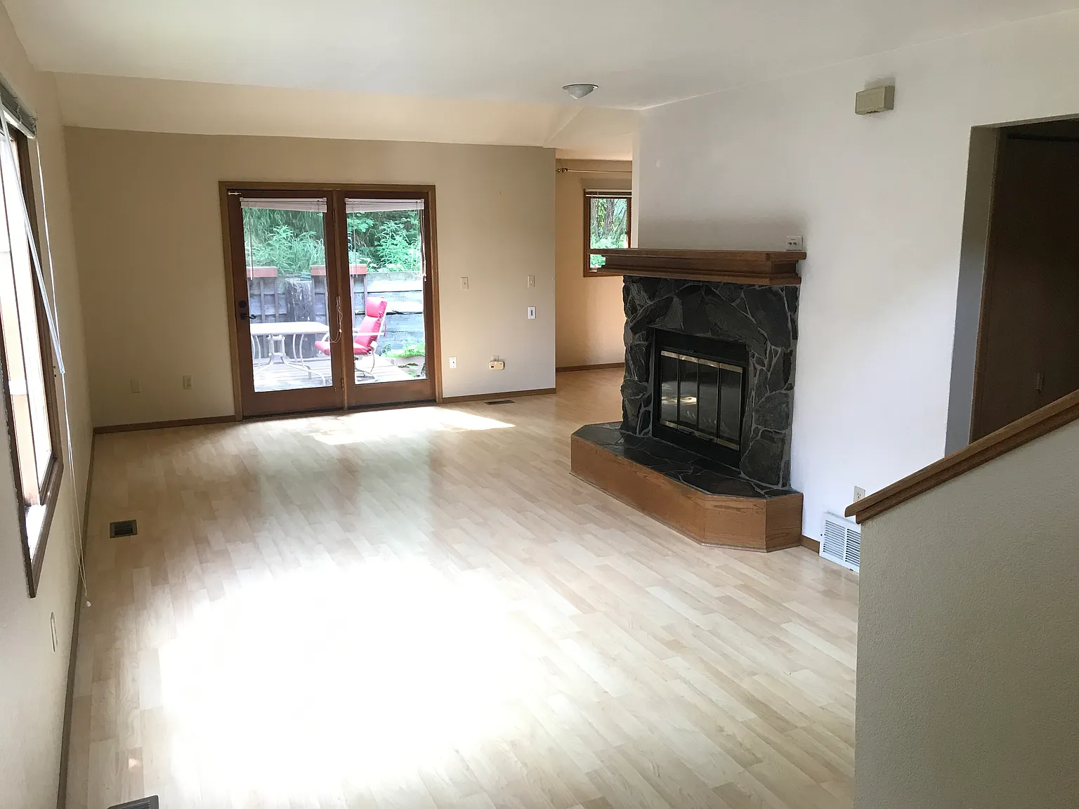 1912 Commodore Dr — Photo 2