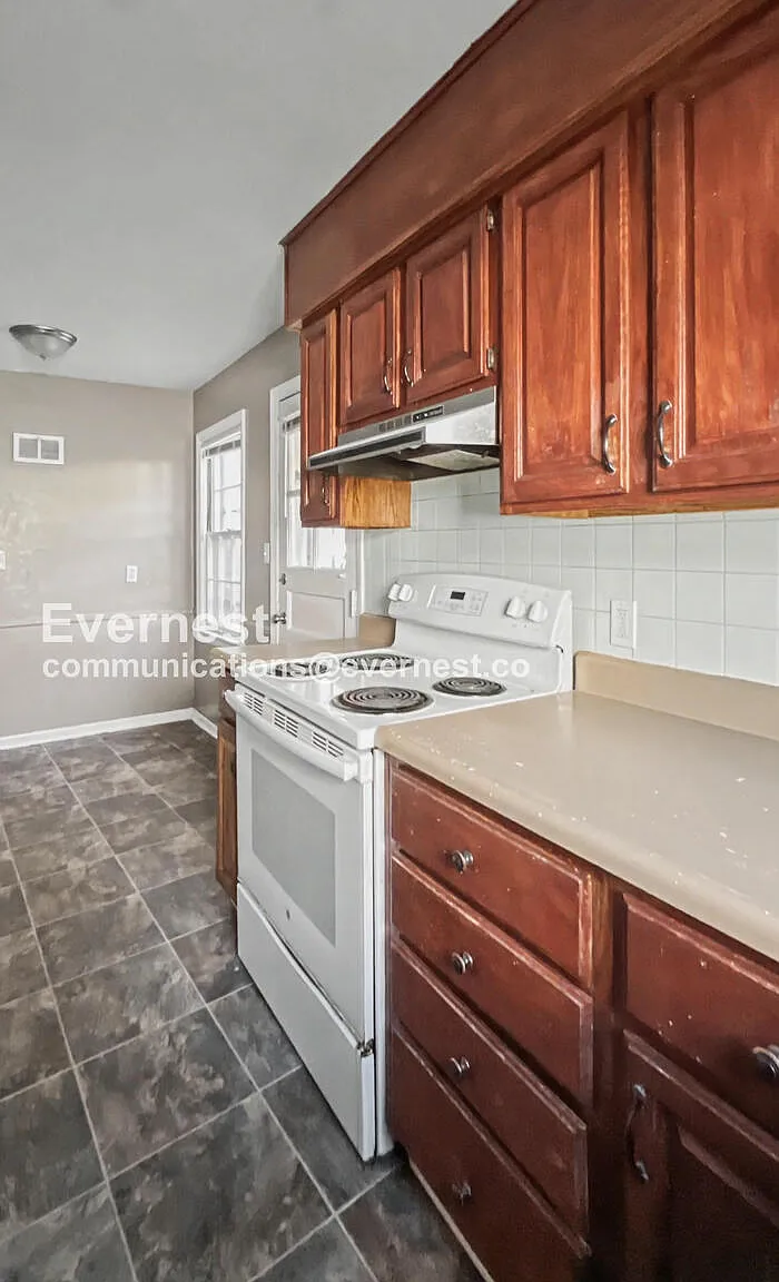 3 bed, 1.5 bath, 1882 sqft, $1,275 — Photo 3