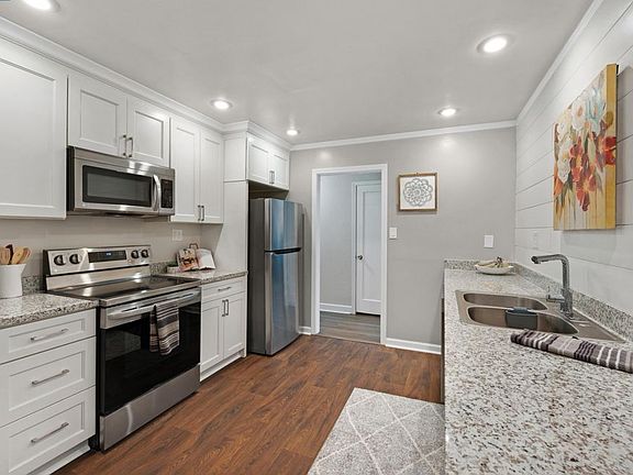 5th image of 43 E 13th St