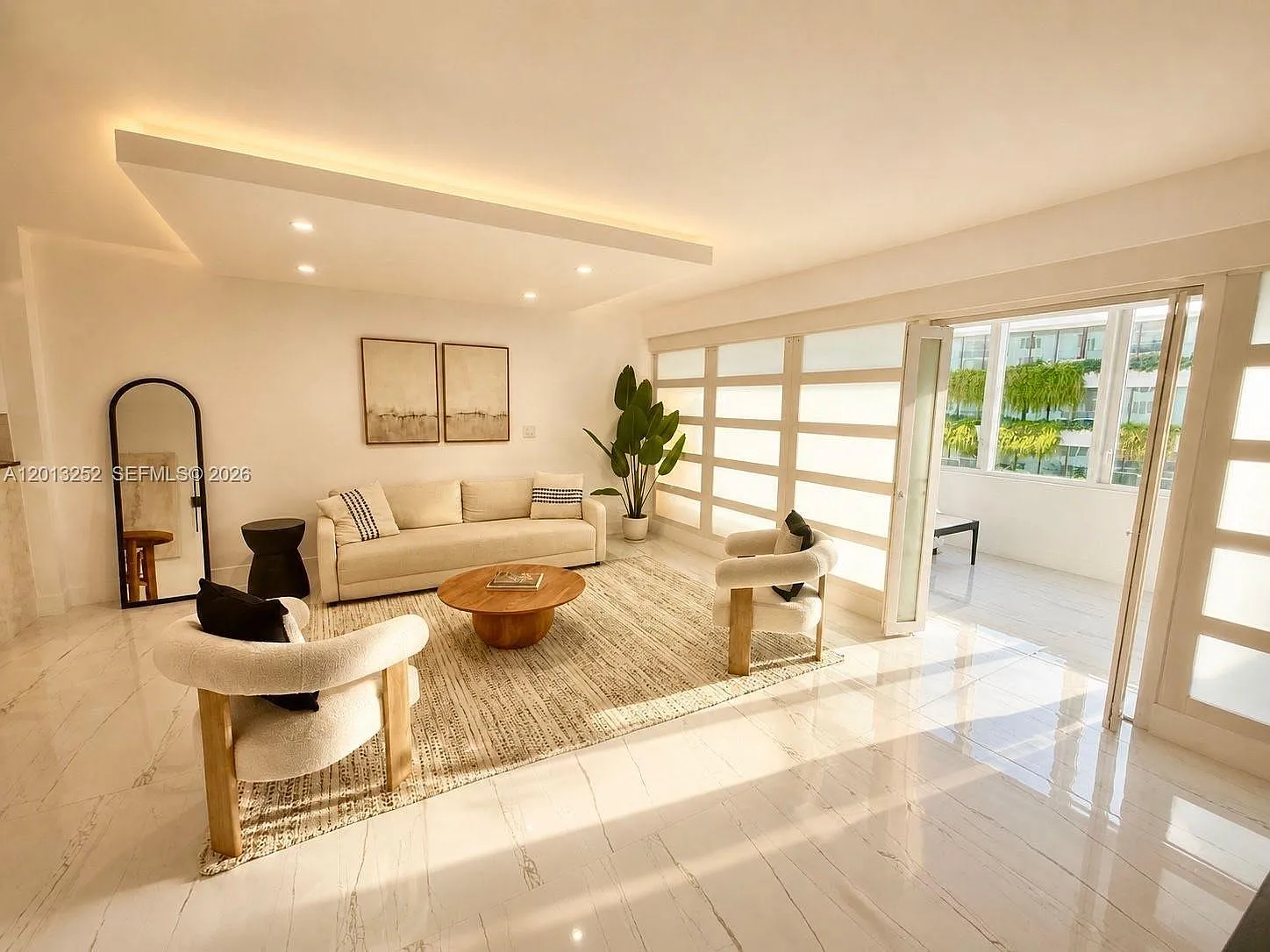 Roney Palace Condo — Photo 1