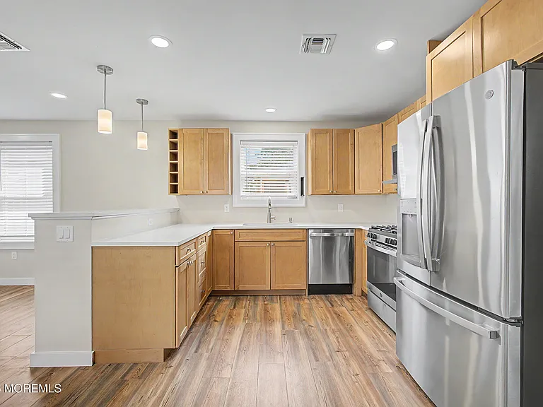 152 Center Ave — Photo 3