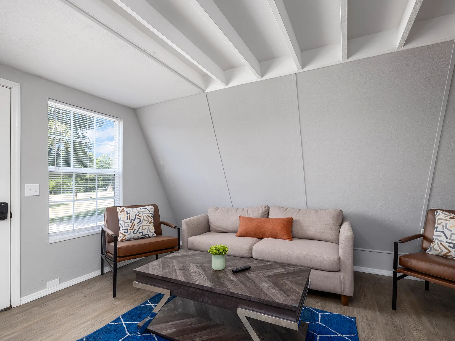 2 bed, 900 sqft, $950 — Photo 2