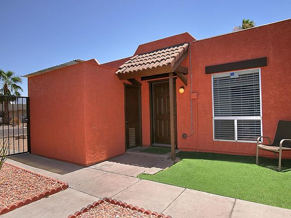 Entrance to unit. Private gate into courtyard. Large enclos