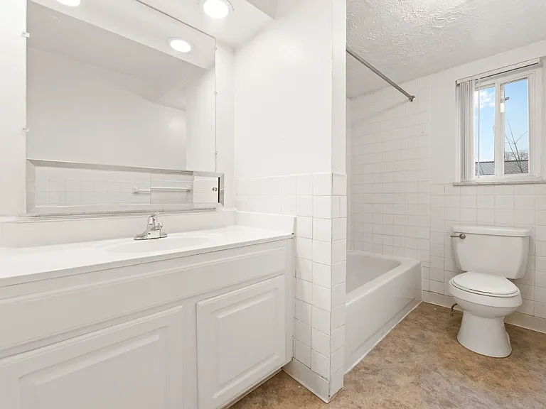 The Hillcrest Apartments — Photo 46