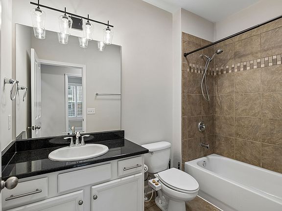 4th image of 2310 Elliott Ave APT 129