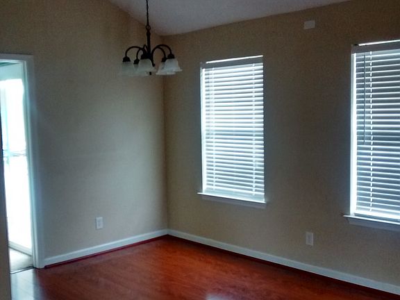 Living room/dining area