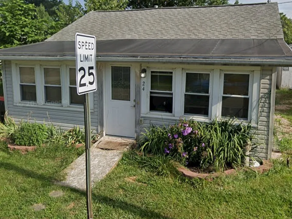 24 1st St