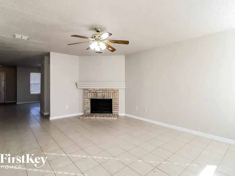 3913 Fox Run Dr — Photo 4