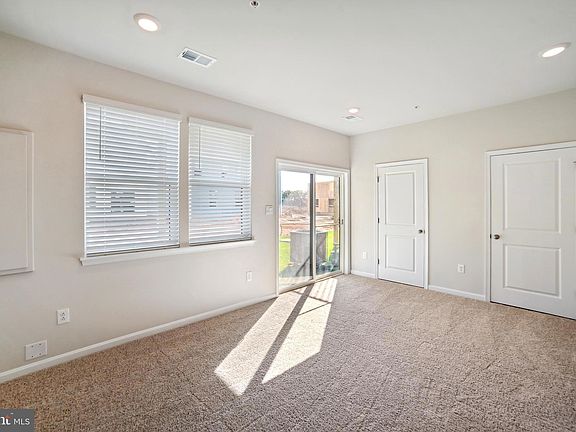 5th image of 858 Amity St