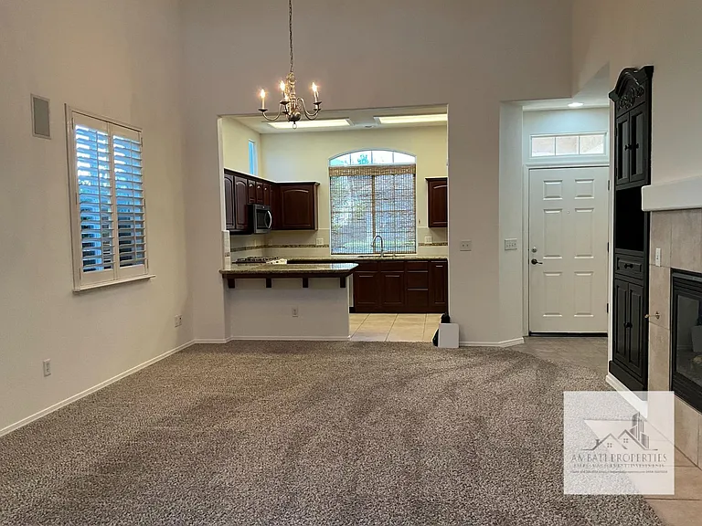626 W Lisbon Ln — Photo 2