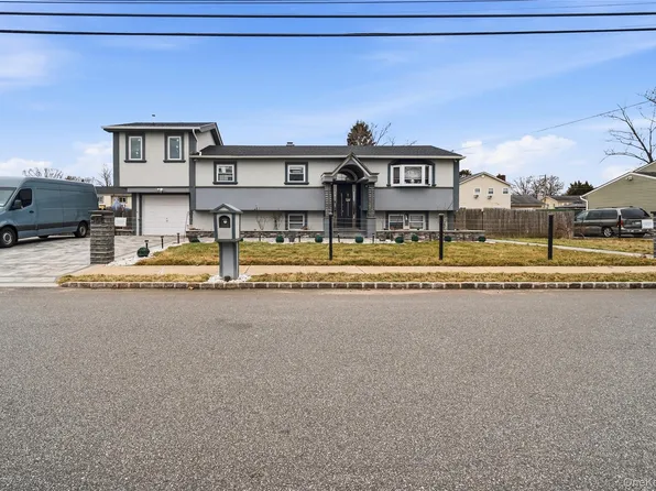 568 Centerwood Street, West Babylon, NY 11704