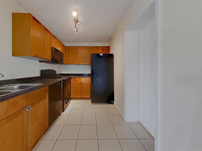222 Pompano Dr SE #H — Photo 10