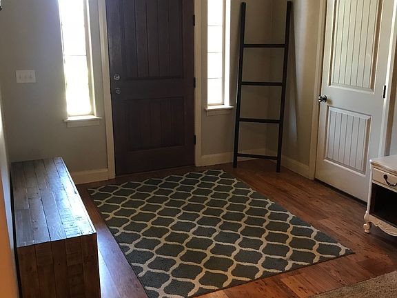 Entryway/door to garage 