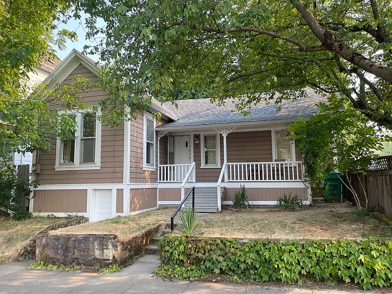 616 SE Mill St #1 — Photo 1