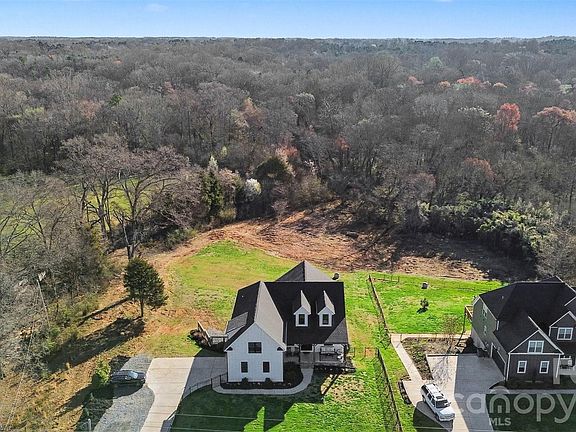 3rd image of 842 Patterson Farm Rd