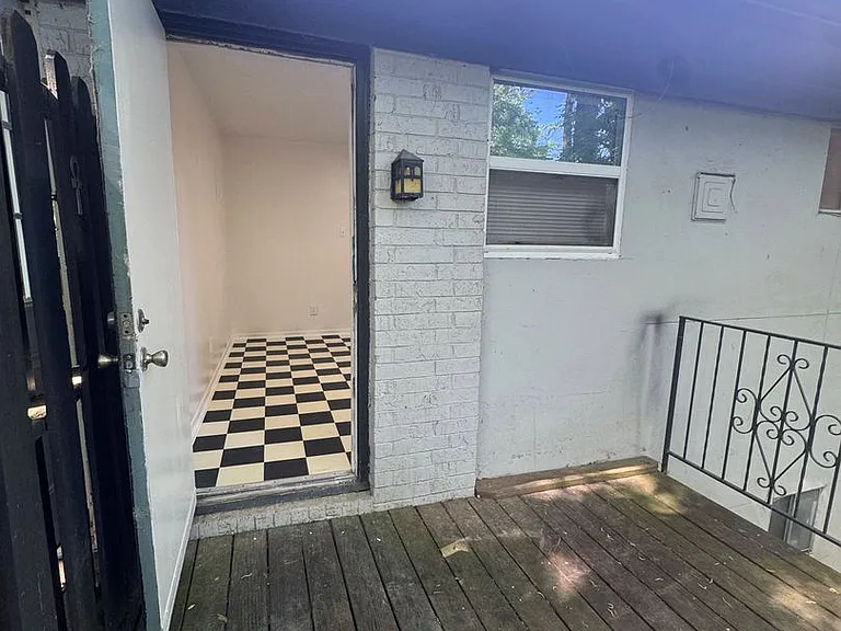351 Hillcrest — Photo 28