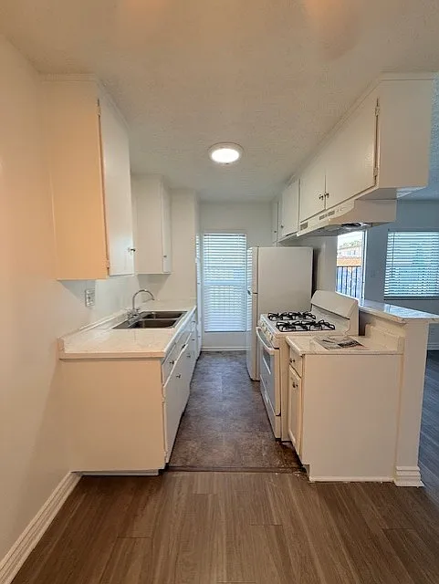 Santa Ana Apartments — Photo 3