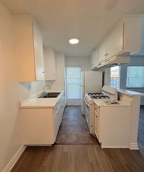 Santa Ana Apartments — Photo 3