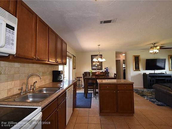 4th image of 551 NE 58th Ct
