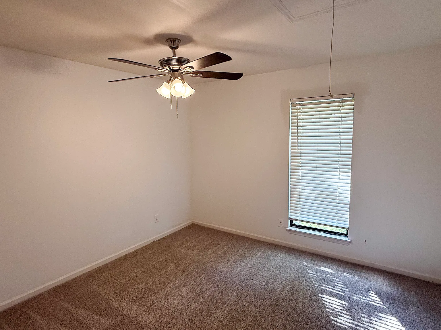 3 bed, 1300 sqft, $2,300 — Photo 4