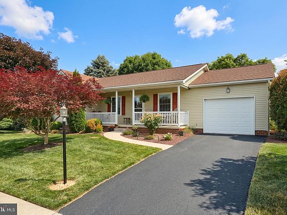 3rd image of 25 Fieldcrest Dr