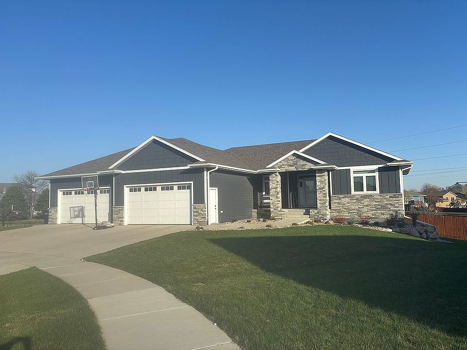 1st image of 604 Sherwood Cir