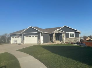 604 Sherwood Cir, Hartford, SD 57033