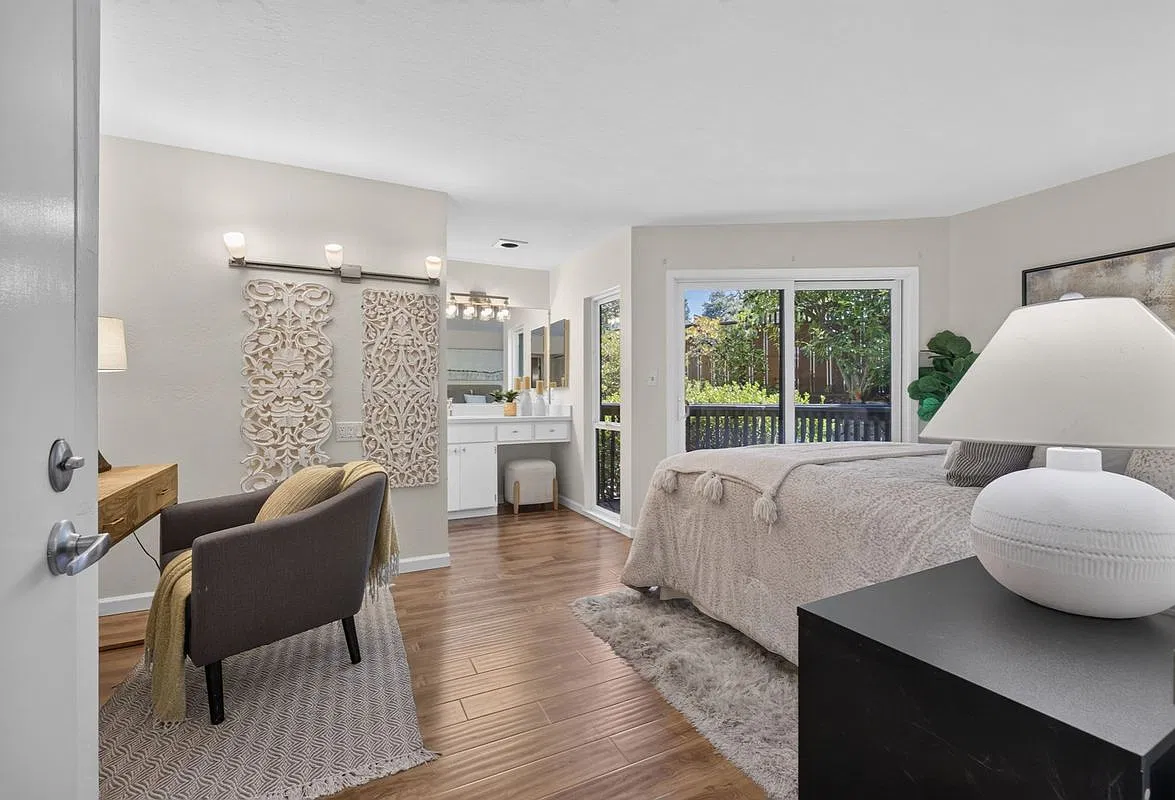 3 bed, 3.0 bath, 1400 sqft, $4,300 — Photo 4