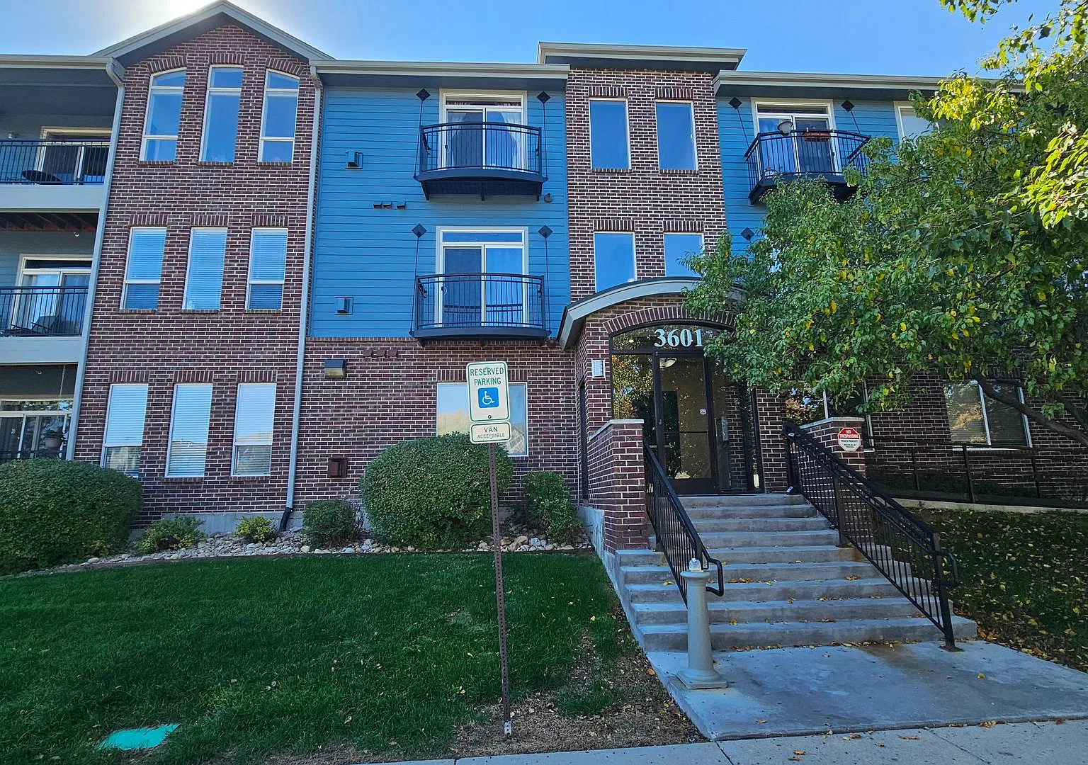 Spacious Condo in Gated Community | Close to light rail. — Photo 1