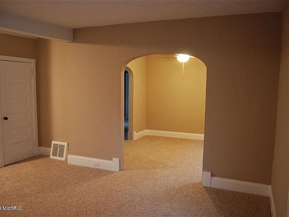 5th image of 410 Fernando St NE