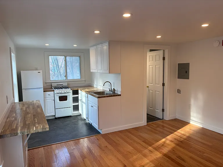 142 S Aurora St #5 — Photo 3