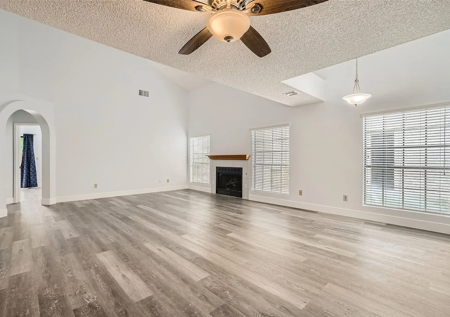 Beautiful 4 Bedroom Home in Guard-Gated Los Prados! — Photo 3