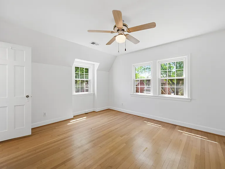 4453 S Dakota Ave NE — Photo 16